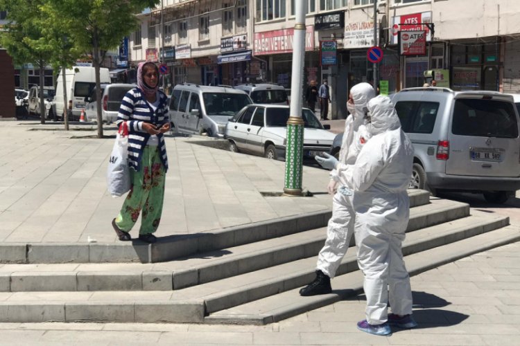 Koronavir&uuml;s ş&uuml;phesiyle hastaneye g&ouml;t&uuml;r&uuml;lmek istenen kadın, zor ikna edildi