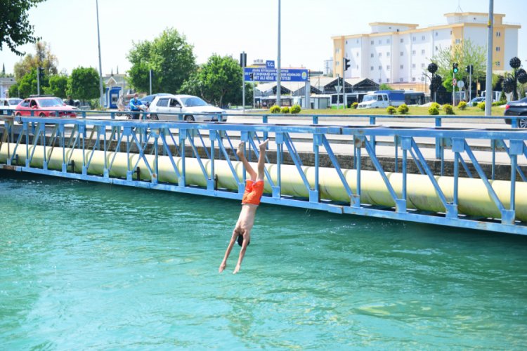4 saatlik izinde tehlikeye aldırmadan sulama kanalında y&uuml;zd&uuml;ler