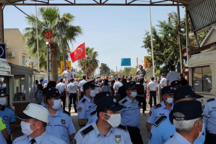 Kıbrıs'ta T&uuml;rk ve Rumların ortak yaşadığı k&ouml;yde koronavir&uuml;s protestosu