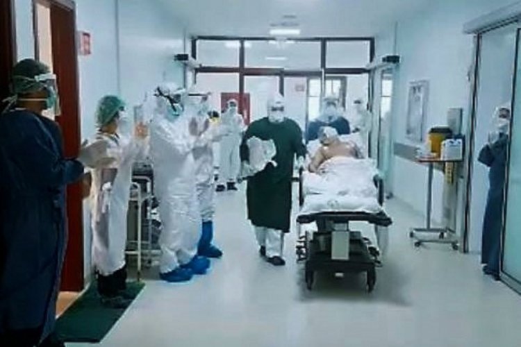 81 yaşındaki koronavir&uuml;s hastası, 1 ay sonra yoğun bakımdan &ccedil;ıktı