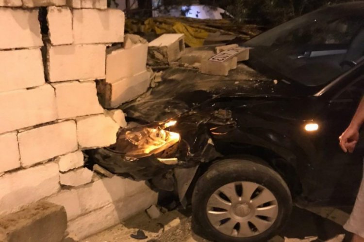 Denizli'de alkoll&uuml; s&uuml;r&uuml;c&uuml;n&uuml;n &ccedil;arptığı otomobil bah&ccedil;e duvarına girdi