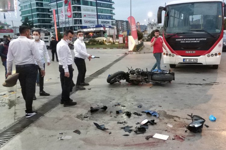 Halk otob&uuml;s&uuml; ile &ccedil;arpışan motosikletteki gen&ccedil;ler ağır yaralandı