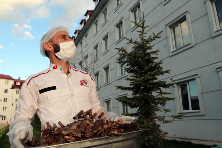 Karantina s&uuml;releri dolan 265 kişiye cağ kebabı ikram ettiler