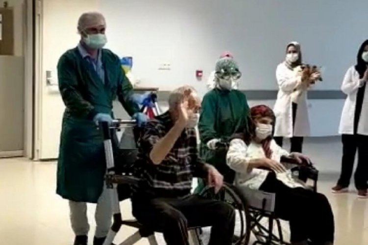 Bursa'da koronavir&uuml;s tedavisi g&ouml;ren yaşlı &ccedil;ift el ele taburcu oldu