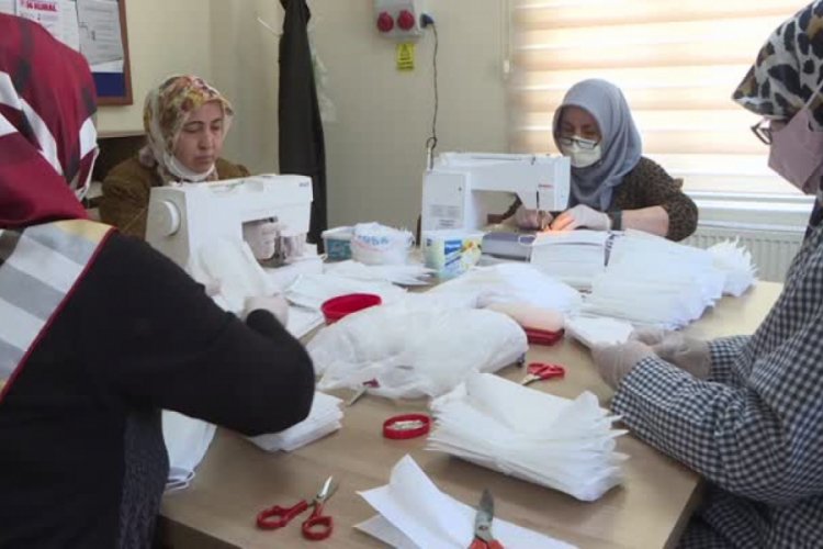 Bursa'da kadınların &uuml;rettiği maskeler il&ccedil;e halkına &uuml;cretsiz dağıtılıyor