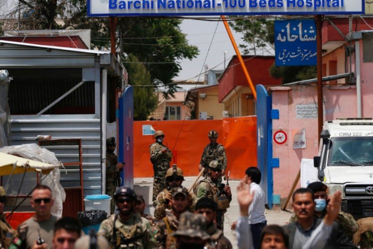 Afganistan'da bir kadın, 24 kişinin &ouml;ld&uuml;r&uuml;ld&uuml;ğ&uuml; hastanede saldırı sırasında doğum yaptı