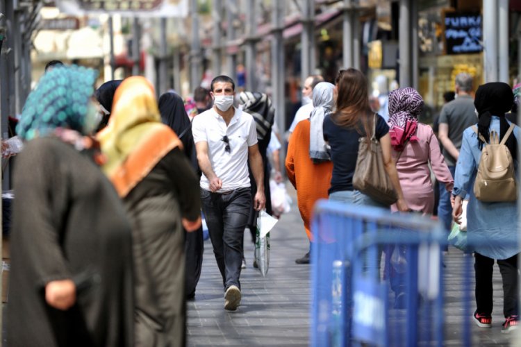 Bursalılar sokağa &ccedil;ıkma yasağı &ouml;ncesi &ccedil;arşı ve pazarları doldurdu