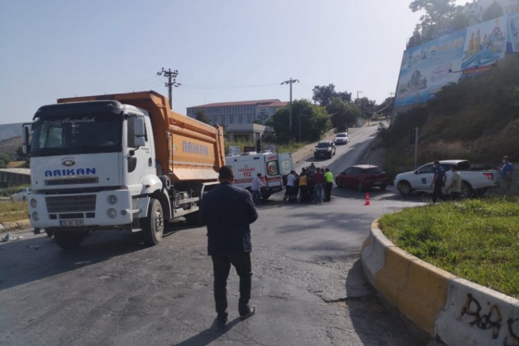 Motosiklet kamyonetin altında kaldı; 1 &ouml;l&uuml;