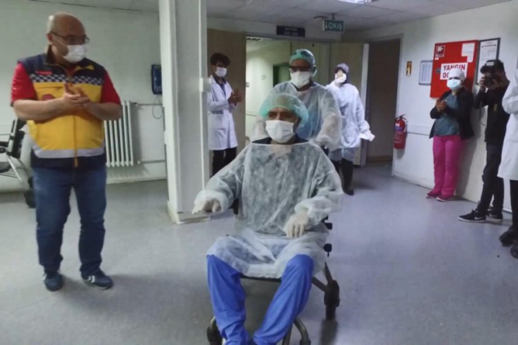 39 g&uuml;n koronavir&uuml;s tedavisi g&ouml;rd&uuml;, alkışlarla taburcu edildi