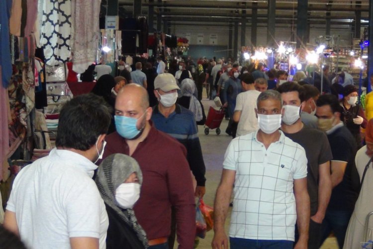 Bursa'da pazarda yoğunluk var sosyal mesafe yok!