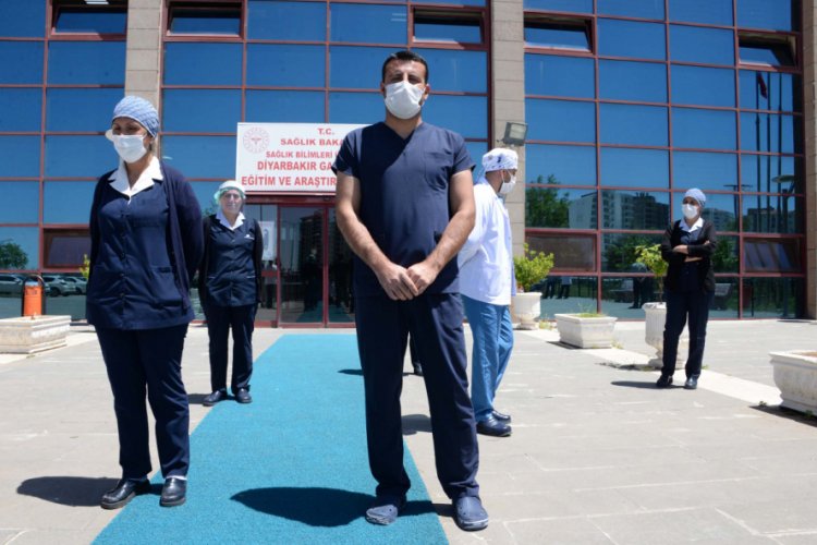 Diyarbakır'da koronavir&uuml;s&uuml; yenen 22 sağlık&ccedil;ı yeniden g&ouml;revde