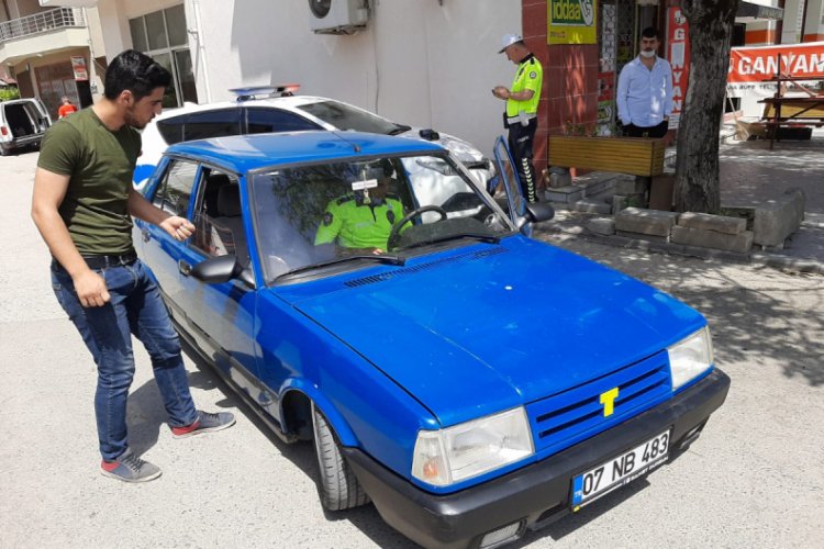 Abart egzozlu otomobilin ehliyetsiz s&uuml;r&uuml;c&uuml;s&uuml;ne 6 bin lira ceza