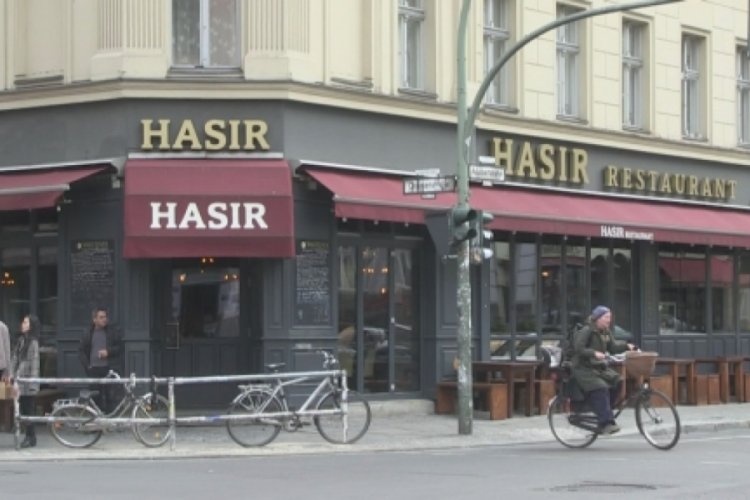 Berlin'de restoran ve kafeler yarın yeniden a&ccedil;ılıyor