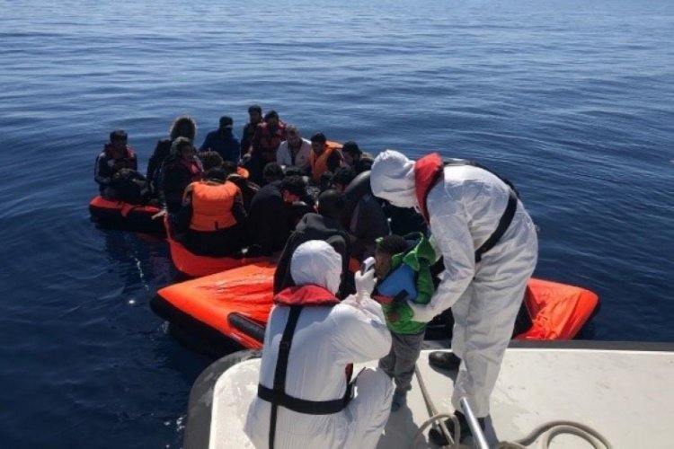 Yunan Sahil G&uuml;venlik g&uuml;&ccedil;lerinin &ouml;l&uuml;me terk ettiği 30 sığınmacı kurtarıldı