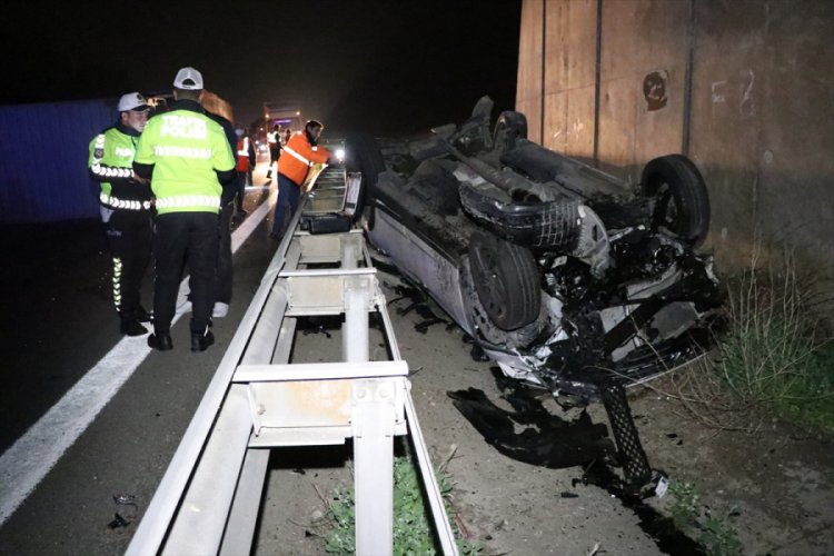 Anadolu Otoyolu'nda cip devrilen tıra &ccedil;arptı: 3 yaralı