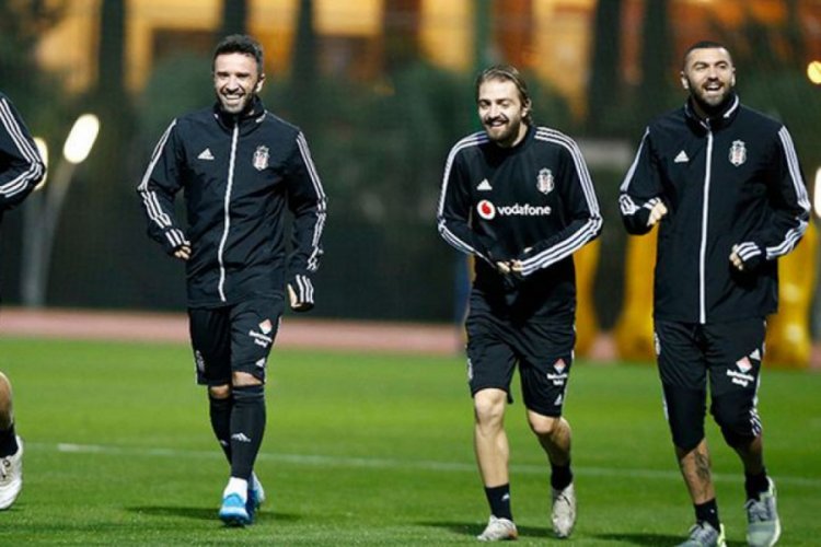 Beşiktaş'ta s&ouml;zleşme g&ouml;r&uuml;şmeleri ertelendi