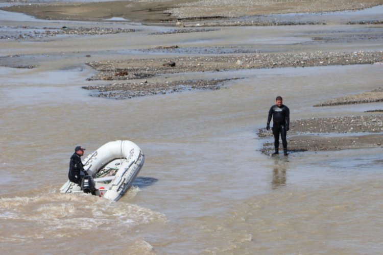 Aras Nehri'nde hayvanları kurtarmak isterken kayboldu