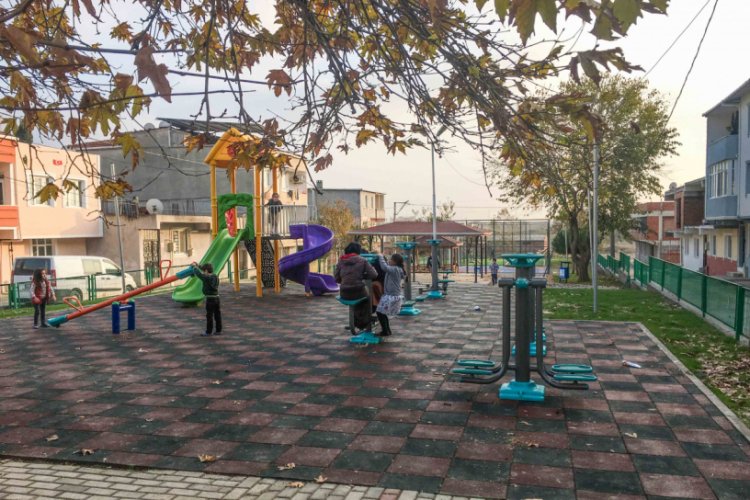 Bursa Karacabey Belediyesi'nin sosyal donatı alanlarında iyileştirme çalışmaları sürüyor