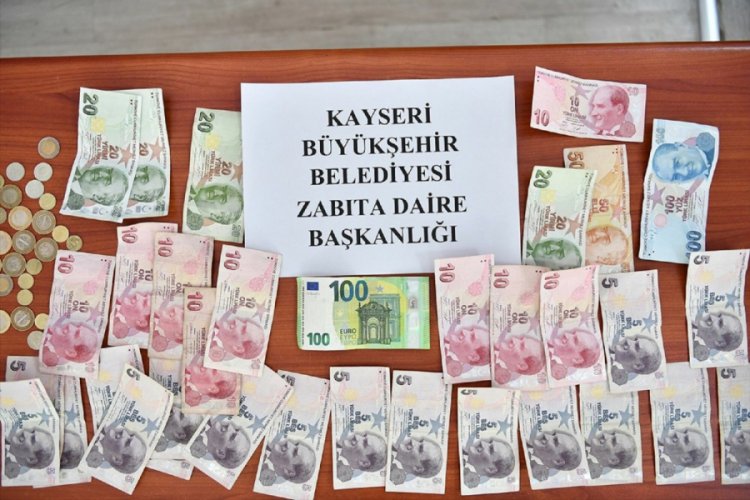 Dilencinin &uuml;zerinden d&ouml;viz ve T&uuml;rk lirası &ccedil;ıktı