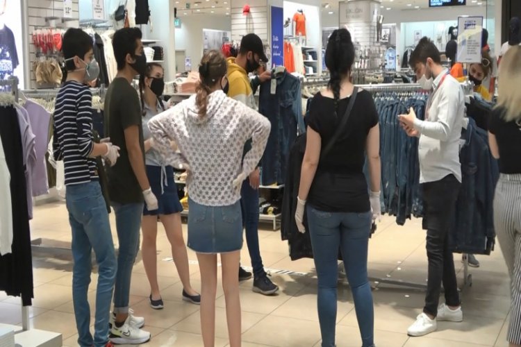42 g&uuml;n sonra sokağa &ccedil;ıkan gen&ccedil;ler AVM'ye akın etti