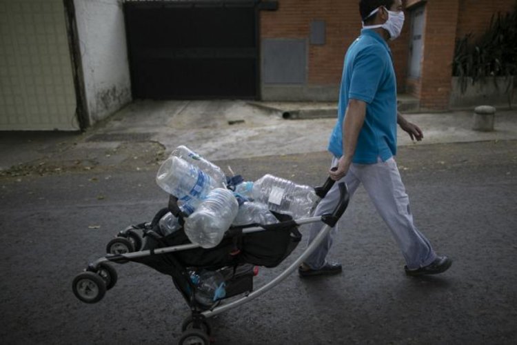 Gıda bulmakta zorlanan Venezulalılar sığır kanı &ccedil;orbasına y&ouml;neldi