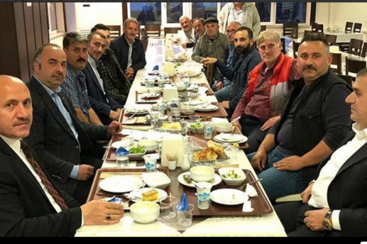 Belediye başkanı yasağa rağmen muhtarlarla iftarda buluştu