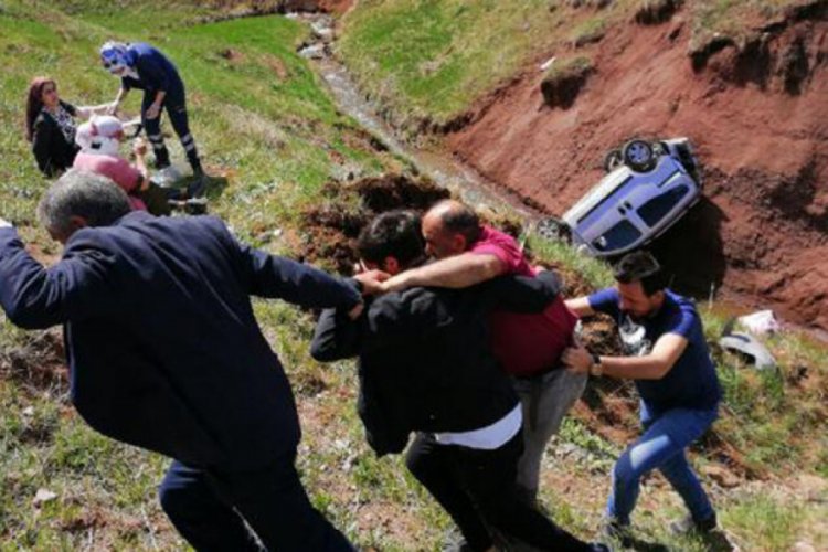 Hafif ticari ara&ccedil;, şarampole u&ccedil;tu: 6 yaralı