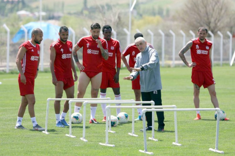 Demir Grup Sivasspor, &ccedil;alışmalarını s&uuml;rd&uuml;r&uuml;yor