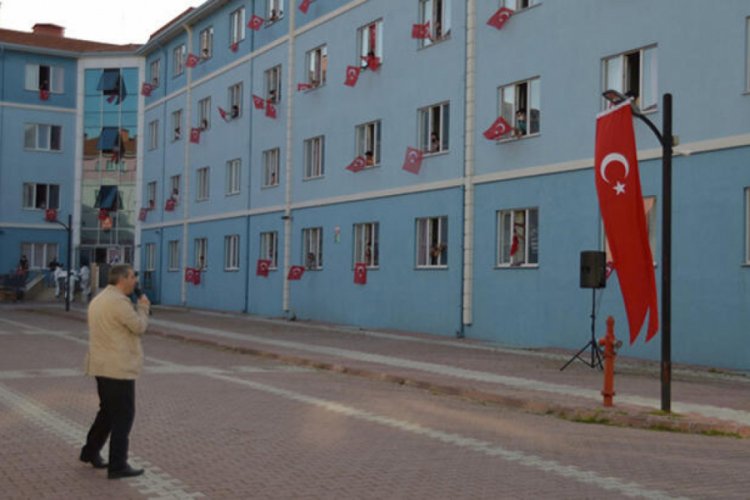 M&uuml;ft&uuml; yardımcısı, karantina yurdundaki vatandaşlara konser verdi