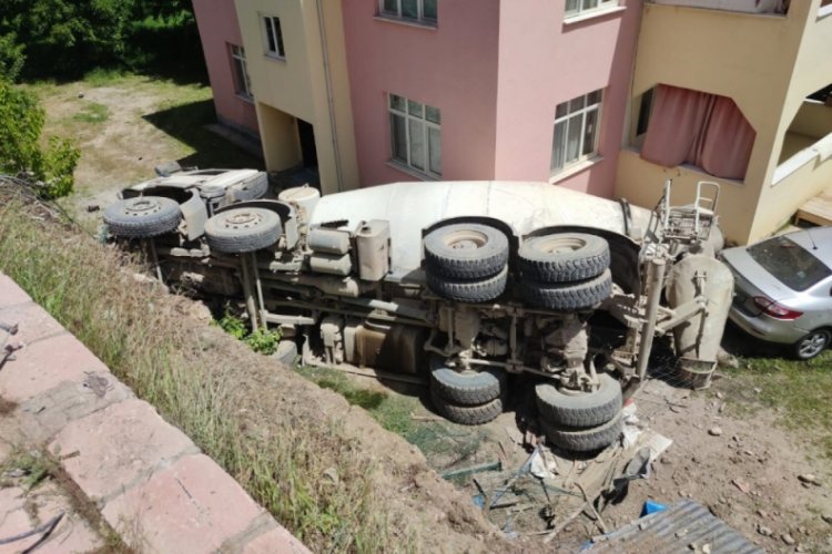 Beton mikseri 5 metre y&uuml;kseklikten bah&ccedil;eye u&ccedil;tu eve &ccedil;arptı
