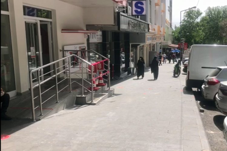 Koronavir&uuml;s ş&uuml;phesiyle banka kapandı