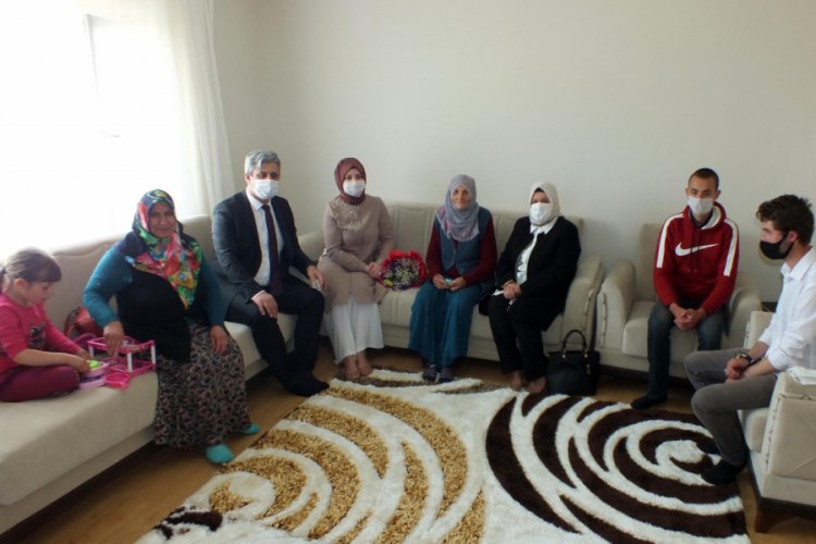 Yaşlı kadın ve 3 torununa ev tahsis edildi