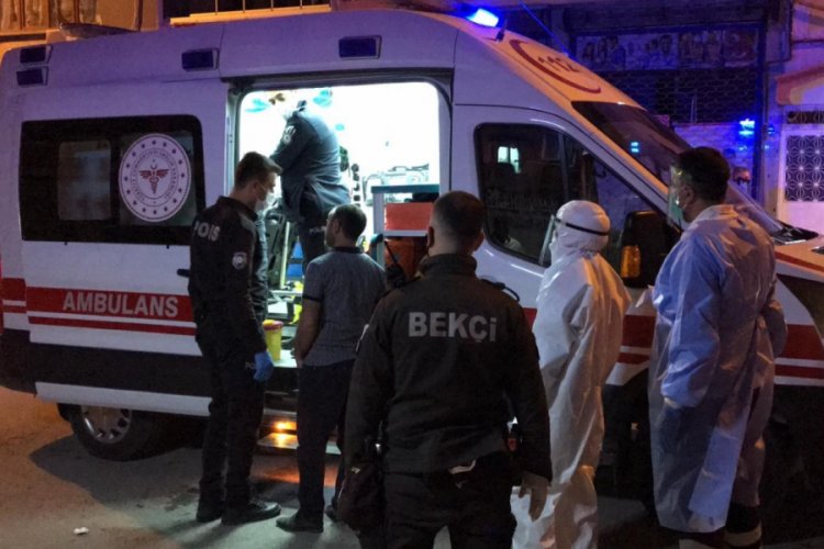 Korona ş&uuml;phelisi evden ka&ccedil;tı, polis yakalayıp hastaneye g&ouml;t&uuml;rd&uuml;
