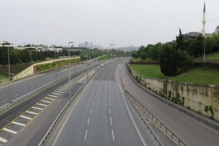 Yasağın ilk g&uuml;n&uuml;nde yollar ve meydanlar boş kaldı
