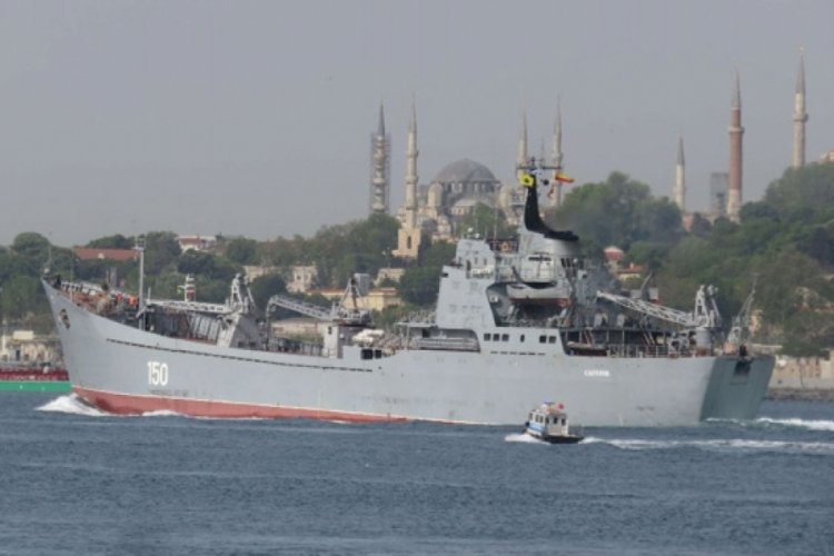 Rus savaş gemisi İstanbul Boğazı'ndan ge&ccedil;ti