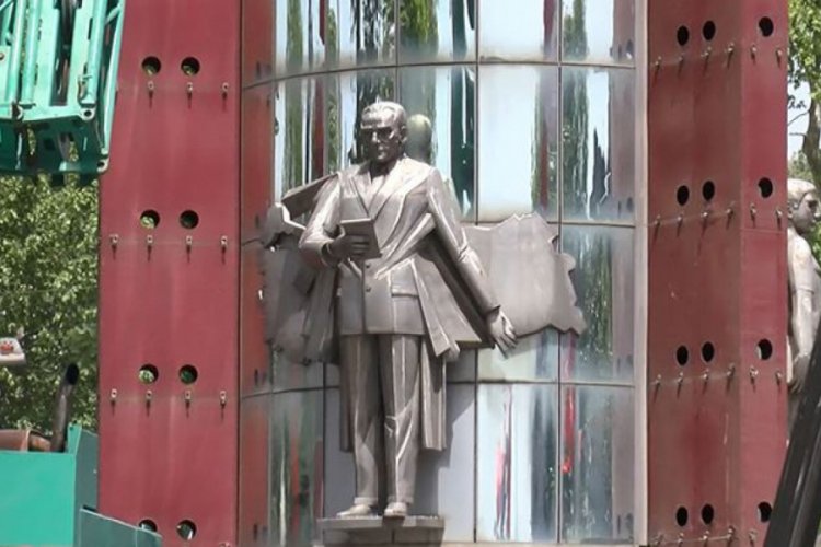 Beşiktaş'ta Atat&uuml;rk Heykeli kaldırılıyor