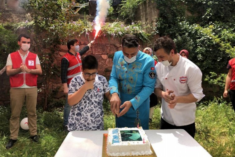 Bursa'da&nbsp;Lowe sendromlu Turgay'a doğum g&uuml;n&uuml; s&uuml;rprizi