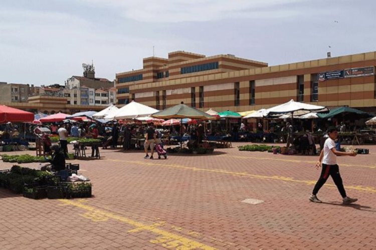 Corona vir&uuml;s vakaları g&ouml;r&uuml;len k&ouml;ydeki pazarcılar tezgah a&ccedil;madı