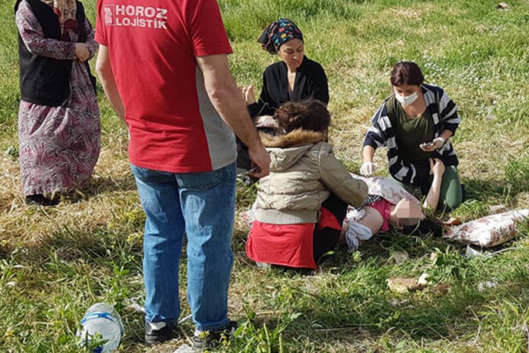 Eşini sokak ortasında bı&ccedil;akladı!