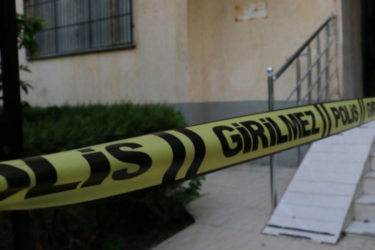 Hemşire karısını &ccedil;ocuklarının g&ouml;z&uuml; &ouml;n&uuml;nde bı&ccedil;akladı