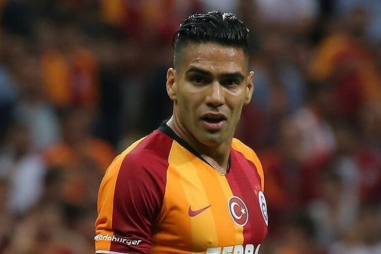 Falcao'dan, gol sevincinde Kovid-19 &ouml;nlemine eleştiri