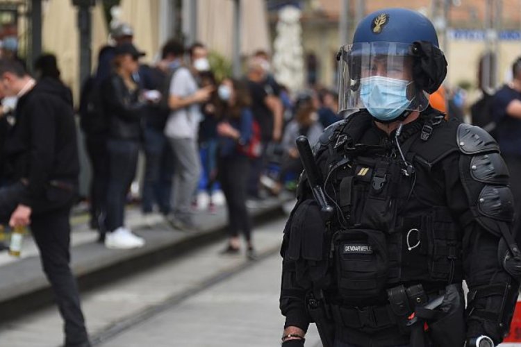 Fransa'da Sarı Yelekliler Covid-19'a rağmen yeniden meydanlarda