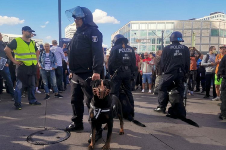 Almanya'da Kovid-19 tedbirlerini binlerce kişi protesto etti