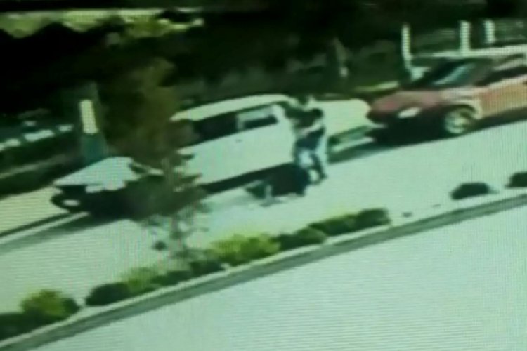 Oğlunun &ouml;l&uuml;m&uuml;ne neden olan s&uuml;r&uuml;c&uuml;y&uuml;, 4 yıl sonra sokak ortasında &ouml;ld&uuml;rd&uuml;