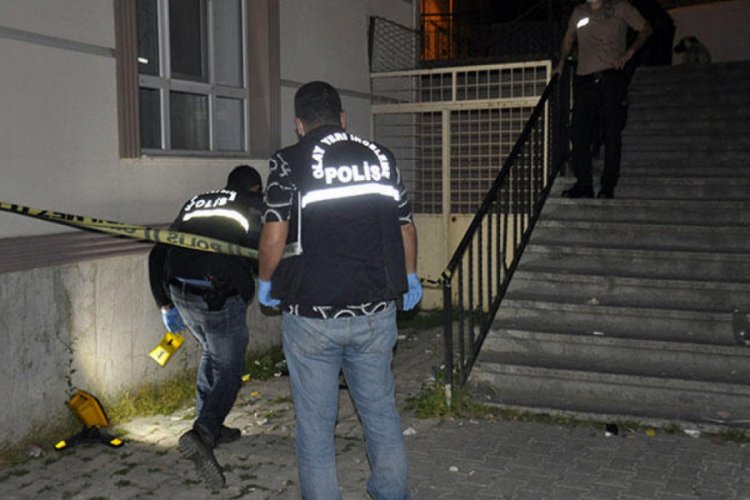 'Dur' uyarısına uymayan ş&uuml;pheliler cami avlusuna tabanca attı