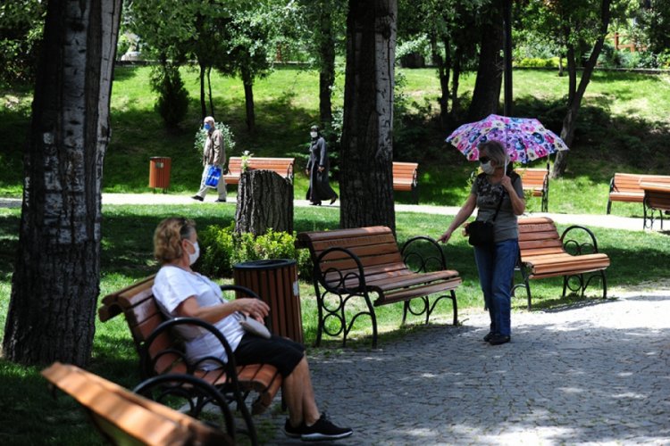 65 yaş ve &uuml;st&uuml; vatandaşlar bu hafta da sokaklarda