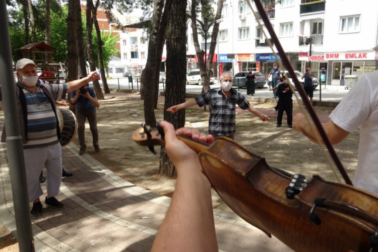 Bursa'da sokağa çıkan yaşlılar orkestra eşliğinde kurtlarını döktü
