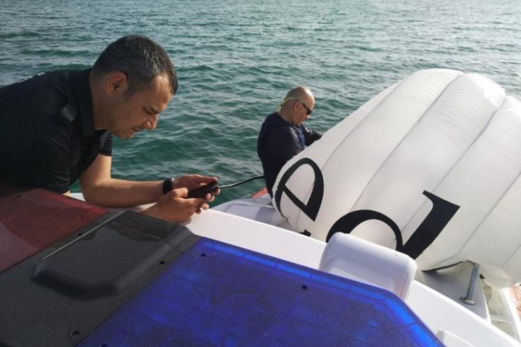 Denizde mahsur kalan s&ouml;rf&ccedil;&uuml; polis ekiplerince kurtarıldı