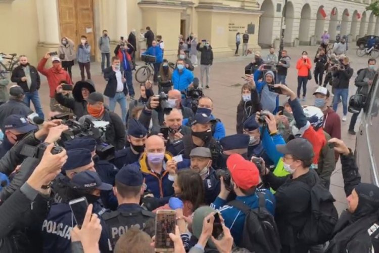 Polonya'da yasağa rağmen protesto: 380 g&ouml;zaltı