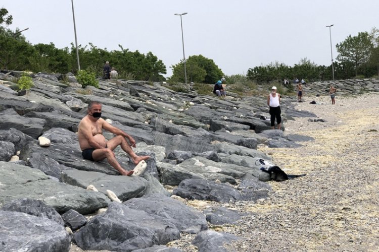 Sosyal mesafeli g&uuml;neşlendiler, yasağa rağmen denize girdiler